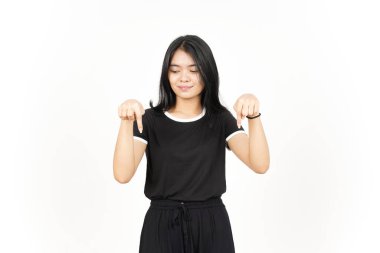 Gülümseyen ve işaret eden Beyaz Yüzlü Güzel Asyalı Kadın 'ın boş kopyalarını gösteren