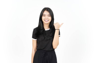 Sunan ve İşaretleyen Sağ Kol Ürünleri Beyaz Üzerinde İzole Edilmiş Güzel Asyalı Kadın Başparmağını Kullanıyor