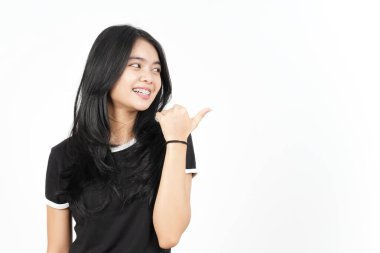 Sunan ve İşaretleyen Sağ Kol Ürünleri Beyaz Üzerinde İzole Edilmiş Güzel Asyalı Kadın Başparmağını Kullanıyor