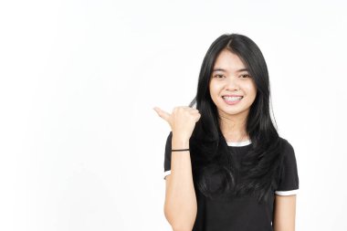 Sunan ve işaret eden Sol Taraf Ürünleri Beyaz Üzerine İzole Edilmiş Güzel Asyalı Kadın Başparmağını kullanarak