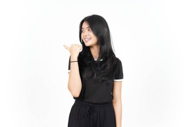 Sunan ve işaret eden Sol Taraf Ürünleri Beyaz Üzerine İzole Edilmiş Güzel Asyalı Kadın Başparmağını kullanarak