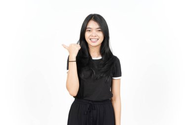 Sunan ve işaret eden Sol Taraf Ürünleri Beyaz Üzerine İzole Edilmiş Güzel Asyalı Kadın Başparmağını kullanarak