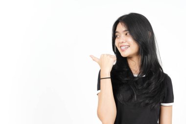 Sunan ve işaret eden Sol Taraf Ürünleri Beyaz Üzerine İzole Edilmiş Güzel Asyalı Kadın Başparmağını kullanarak