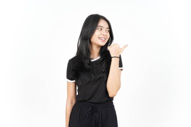 Sunan ve İşaretleyen Sağ Kol Ürünleri Beyaz Üzerinde İzole Edilmiş Güzel Asyalı Kadın Başparmağını Kullanıyor