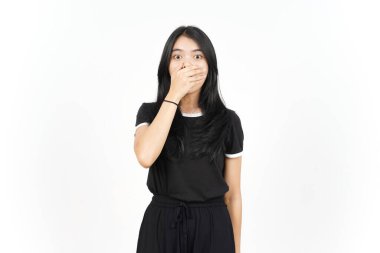 Beyaz arka planda izole edilmiş güzel bir Asyalı kadının ağzı şoke olmuş ve kapanıyor.