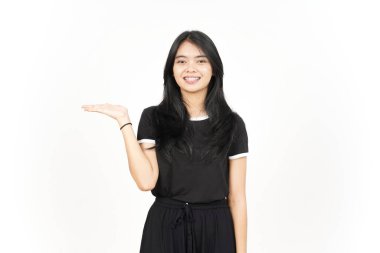 Beyaz arka planda tecrit edilmiş güzel Asyalı Kadın Açık Avuç 'ta Ürünleri Gösterme ve Sunma