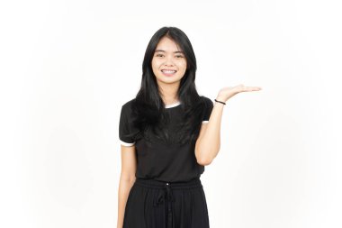 Beyaz arka planda tecrit edilmiş güzel Asyalı Kadın Açık Avuç 'ta Ürünleri Gösterme ve Sunma