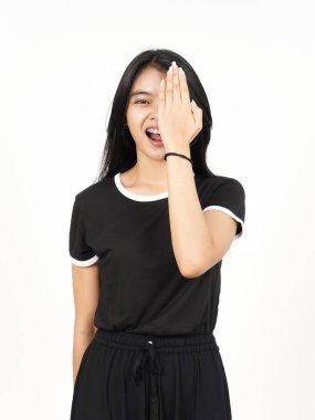 Beyaz arka planda izole edilmiş, gülümseyen ve yarım yüzlü güzel Asyalı kadın.