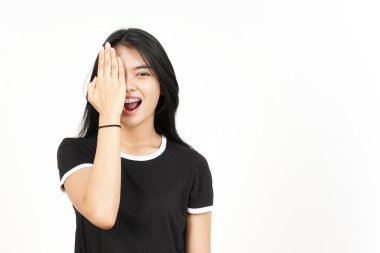 Beyaz arka planda izole edilmiş, gülümseyen ve yarım yüzlü güzel Asyalı kadın.