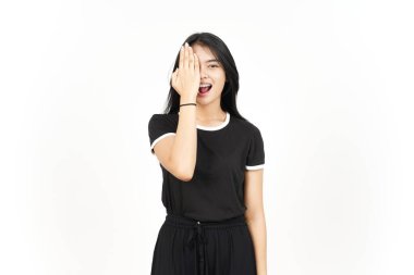 Beyaz arka planda izole edilmiş, gülümseyen ve yarım yüzlü güzel Asyalı kadın.