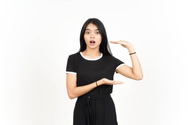 Beyaz arka planda tecrit edilmiş güzel bir Asyalı kadının Büyük İşaret Ürününü Ölçüyor ve Gösteriyor