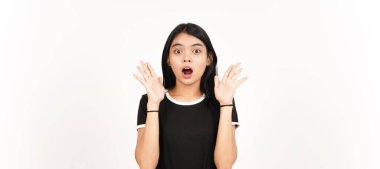 Beyaz arka planda izole edilmiş güzel Asyalı kadının şok surat ifadesi.