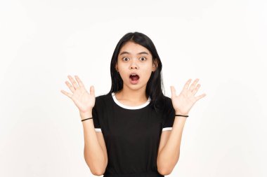 Beyaz arka planda izole edilmiş güzel Asyalı kadının şok surat ifadesi.