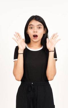 Beyaz arka planda izole edilmiş güzel Asyalı kadının şok surat ifadesi.