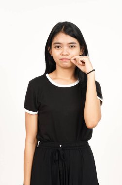 Beyaz arka planda tecrit edilmiş güzel Asyalı kadının gizli dudaklarını kapalı tut.