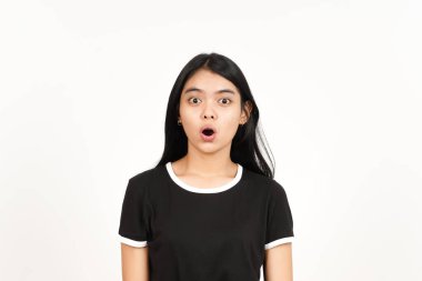 Beyaz arka planda izole edilmiş güzel Asyalı kadının şok olmuş yüz ifadesi.