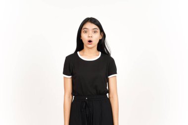 Beyaz arka planda izole edilmiş güzel Asyalı kadının şok olmuş yüz ifadesi.