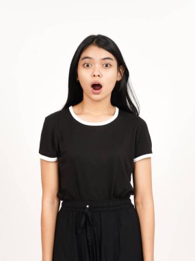 Beyaz arka planda izole edilmiş güzel Asyalı kadının şok olmuş yüz ifadesi.