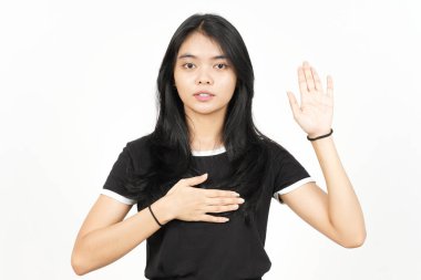 Yemin eden jestler, beyaz arka planda tecrit edilmiş güzel bir Asyalı kadına yemin edin.