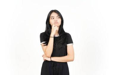 Beyaz arka planda tecrit edilmiş Güzel Asyalı Kadın Düşünüyor ve Meraklı