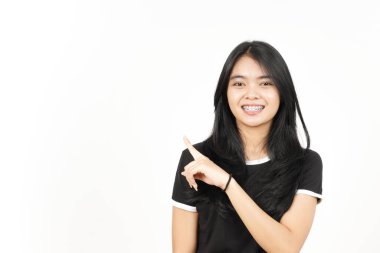 Ürün ve İşaret Tarafı Beyazda Tecrit Edilen Güzel Asyalı Kadın İşaretçisini Kullanıyor