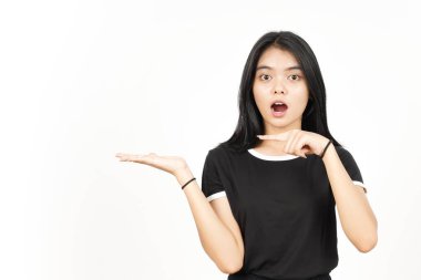 Beyaz arka planda tecrit edilmiş güzel Asyalı Kadın Açık Avuç 'ta Ürünleri Gösterme ve Sunma