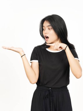 Beyaz arka planda tecrit edilmiş güzel Asyalı Kadın Açık Avuç 'ta Ürünleri Gösterme ve Sunma