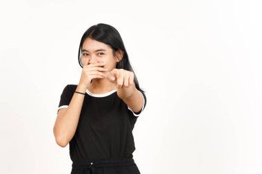 Seni işaret ediyor ve beyaz arka planda yalnız bırakılmış güzel Asyalı kadına gülüyor.