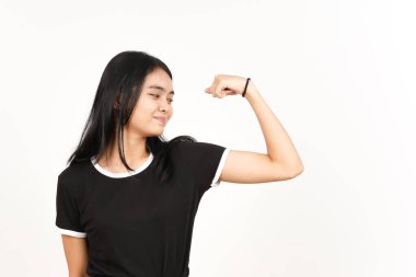 Beyaz arka planda tecrit edilmiş güzel Asyalı kadının güçlü kolunu gösteriyor.