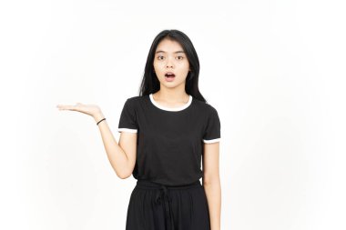 Beyaz arka planda tecrit edilmiş güzel Asyalı Kadın Açık Avuç 'ta Ürünleri Gösterme ve Sunma