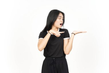 Beyaz arka planda tecrit edilmiş güzel Asyalı Kadın Açık Avuç 'ta Ürünleri Gösterme ve Sunma