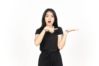 Beyaz arka planda tecrit edilmiş güzel Asyalı Kadın Açık Avuç 'ta Ürünleri Gösterme ve Sunma