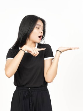 Beyaz arka planda tecrit edilmiş güzel Asyalı Kadın Açık Avuç 'ta Ürünleri Gösterme ve Sunma