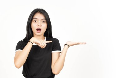 Beyaz arka planda tecrit edilmiş güzel Asyalı Kadın Açık Avuç 'ta Ürünleri Gösterme ve Sunma