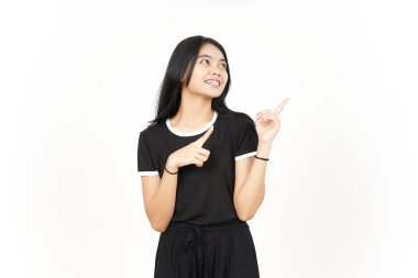 Gülümse ve Göster Ürün ve İşaret Tarafından İzole edilmiş Güzel Asyalı Kadın İşaretçisini kullanarak