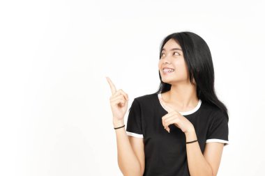 Gülümse ve Göster Ürün ve İşaret Tarafından İzole edilmiş Güzel Asyalı Kadın İşaretçisini kullanarak