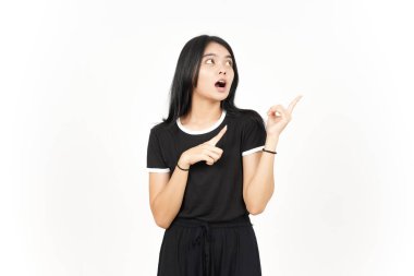 WOW Face ve Gösteri Ürünleri ve İşaret Tarafı İzole Güzel Asyalı Kadın İşaretçisini Kullanıyor