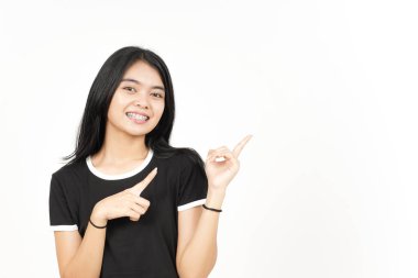 Gülümse ve Göster Ürün ve İşaret Tarafından İzole edilmiş Güzel Asyalı Kadın İşaretçisini kullanarak