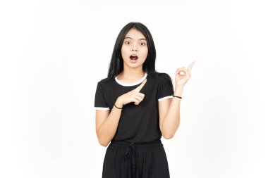 WOW Face ve Gösteri Ürünleri ve İşaret Tarafı İzole Güzel Asyalı Kadın İşaretçisini Kullanıyor