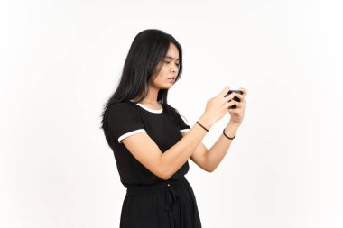 Beyaz Arkaplanda İzole Edilmiş Güzel Asyalı Kadın 'ın akıllı telefonuyla Mobil Oyun oynamak