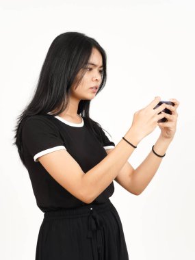 Beyaz Arkaplanda İzole Edilmiş Güzel Asyalı Kadın 'ın akıllı telefonuyla Mobil Oyun oynamak