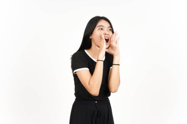 Beyaz arka planda tecrit edilmiş güzel Asyalı kadının elleri ağızda anons yapıyor.