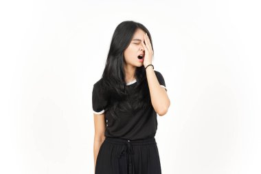 Beyaz arka planda tecrit edilmiş güzel bir Asyalı kadının baş ağrısı.