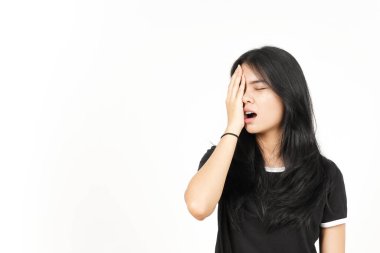 Beyaz arka planda tecrit edilmiş güzel bir Asyalı kadının baş ağrısı.