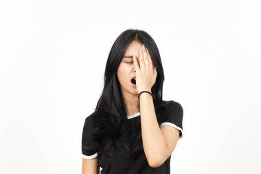 Beyaz arka planda tecrit edilmiş güzel bir Asyalı kadının baş ağrısı.