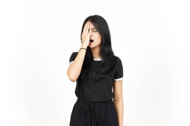 Beyaz arka planda tecrit edilmiş güzel bir Asyalı kadının baş ağrısı.