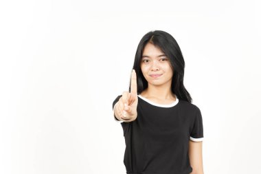 Beyaz arka planda izole edilmiş güzel bir Asyalı kadının bir parmağını gösteriyor.