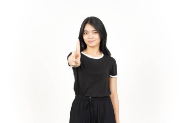 Beyaz arka planda izole edilmiş güzel bir Asyalı kadının bir parmağını gösteriyor.