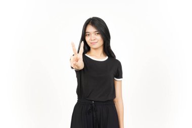 Beyaz arka planda izole edilmiş güzel Asyalı kadının iki parmağını gösteriyor.