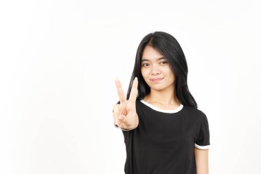 Beyaz arka planda izole edilmiş güzel Asyalı kadının iki parmağını gösteriyor.